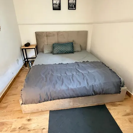 Modern Solo Room, Quiet Workspace & Comfy Bed *