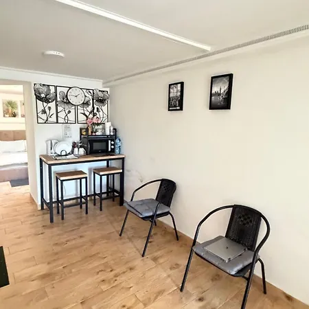 בית אירוח Luxury 1br Haven 10-min Train To Center & Airport Access ורשה