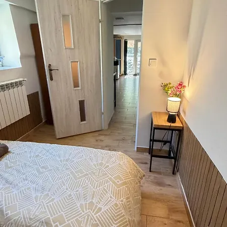 Luxury 1br Haven 10-min Train To Center & Airport Access בית אירוח