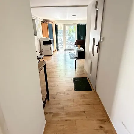 Luxury 1br Haven 10-min Train To Center & Airport Access * ורשה